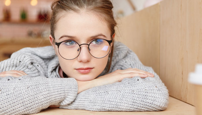 عینک برای پیشگیری از عدم هم‌ترازی چشم چگونه عمل می‌کند؟