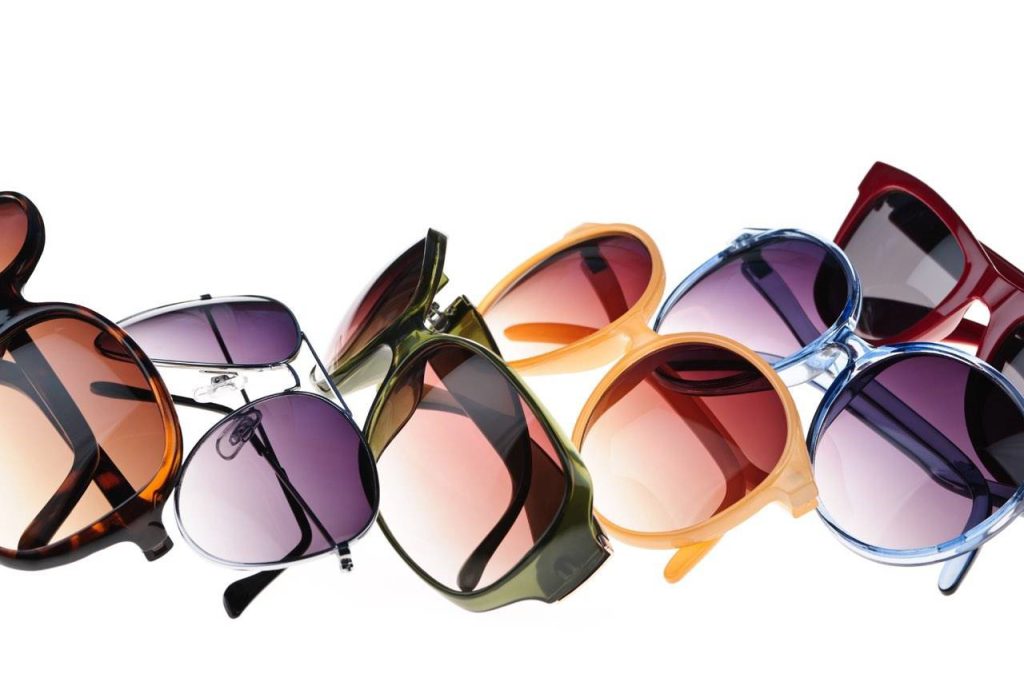 انواع پوشش عینک آفتابی تعریف عینک فتوکرومیک، پولاریزه، آینه ای و گرادیان