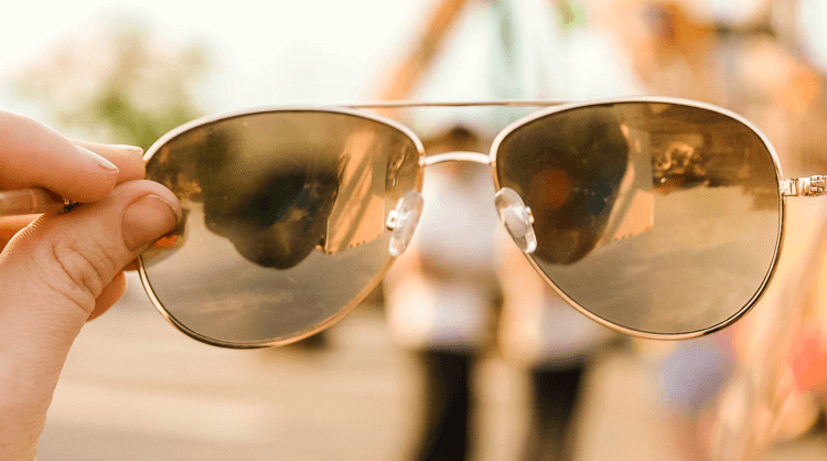 عینک یووی و مزایای مهم آن به هنگام استفاده از چراغ قوه uv